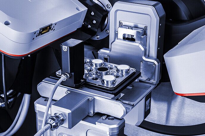 XY-12 样品台安装在 XRDynamic 500 X 射线衍射系统上,且已装载样品架。