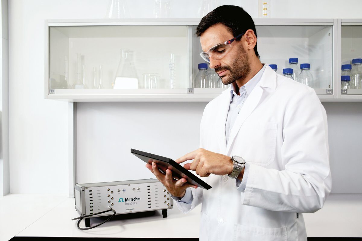 Portable potentiostat, potentiostat, galvanostat, impedance analyzer, µStat-i MultiX, device, system, instrument, Metrohm DropSens, electrochemistry, SPEs, research, analysis