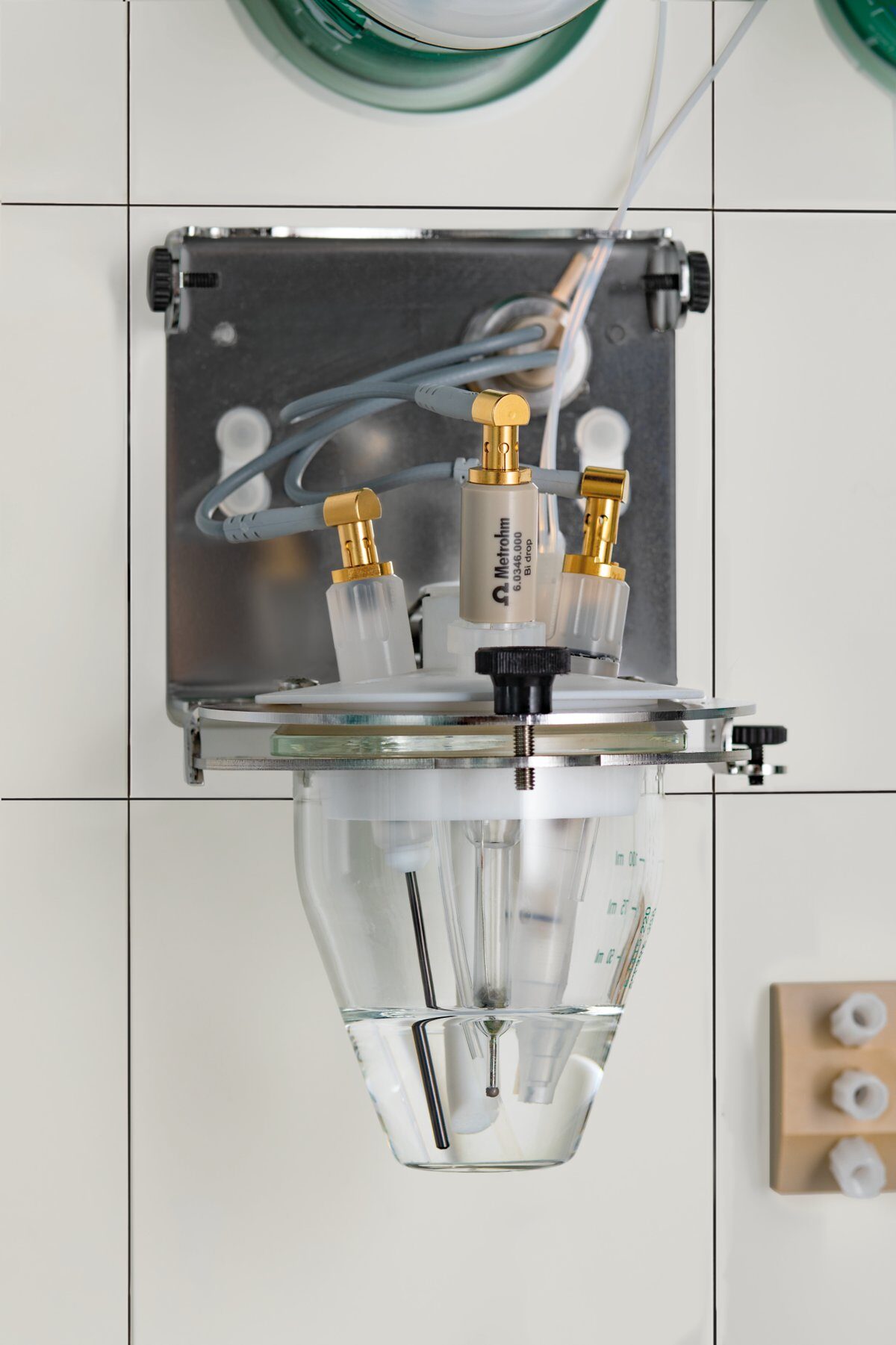 Metrohm Process Analytics; 2060 platform; VA; process analyzer; Measuring vessel; 2060 VA Process Analyzer; close up; online analysis; Bismuth drop electrode; voltammetry