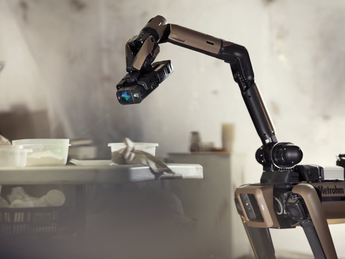 MIRA XTR 手持式拉曼光谱仪可通过远焦附件进行非接触式采样