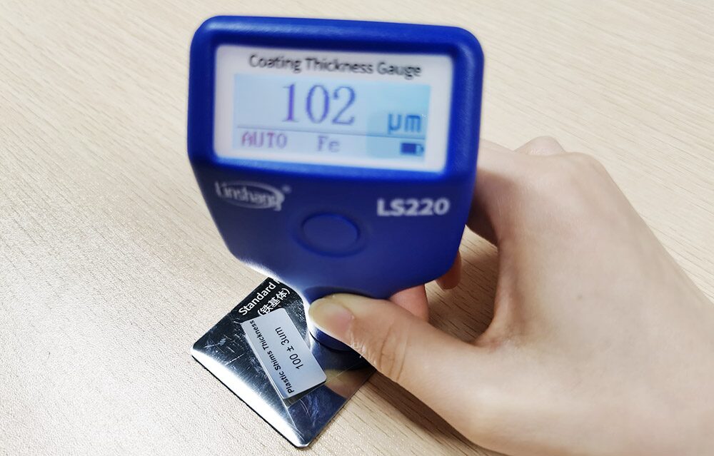 自动模式下LS220H涂层测厚仪测试铁基材上的标准片,标准片模拟涂层 自动模式下LS220H涂层测厚仪测试铁基材上的标准片,标准片模拟涂层